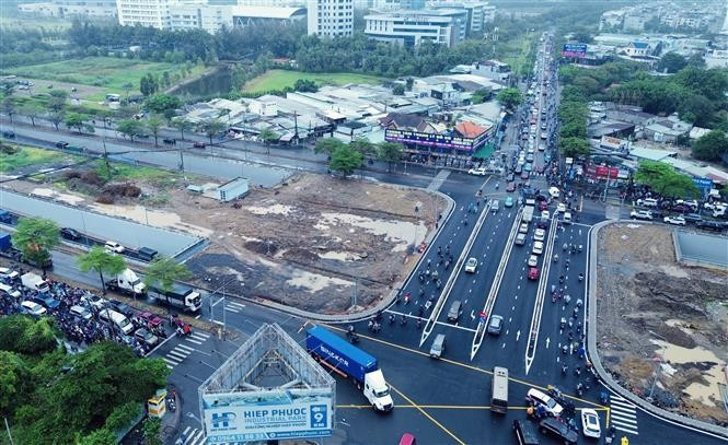 La mise en service complète des deux tunnels de l’échangeur Nguyen Van Linh - Nguyen Huu Tho a permis de réduire considérablement les embouteillages. Photo : VNA