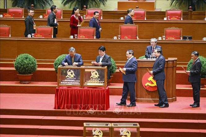 Les hauts dirigeants du Parti, de l’État, du gouvernement et de l’Assemblée nationale déposent leur bulletin de vote. Photo : VNA