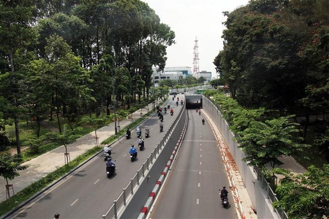 Achevé durant le mandat 2020-2025, le tunnel Phan Thuc Duyen, partie intégrante du projet de liaison Tran Quoc Hoan – Cong Hoa, a grandement amélioré l’accès à l’aéroport de Tan Son Nhat. Photo : VNA