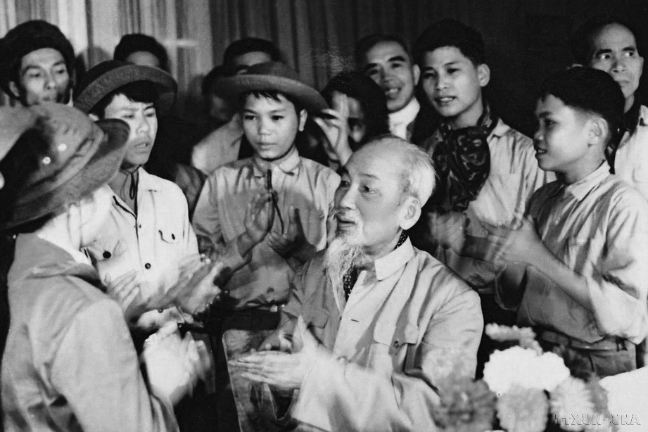 Le Président Hô Chi Minh et les enfants du Sud au Palais présidentiel en 1968. Photo: VNA