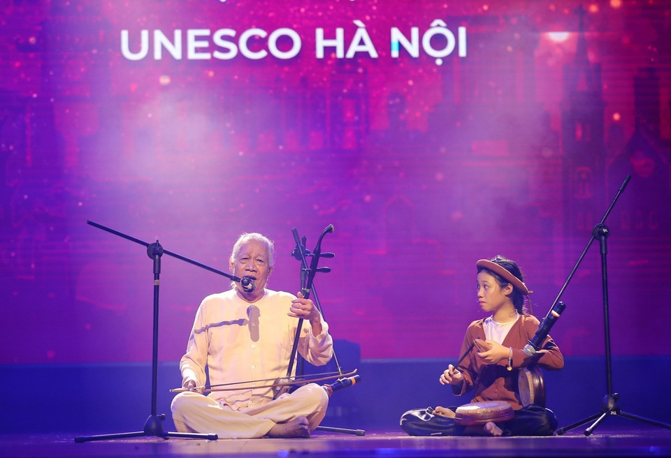 L’Artiste émérite Xuân Hoạch (l’une des trois artistes vietnamiennes reconnues comme maîtres mondiaux par l’organisation World Masters) se produit en duo avec sa petite-fille.