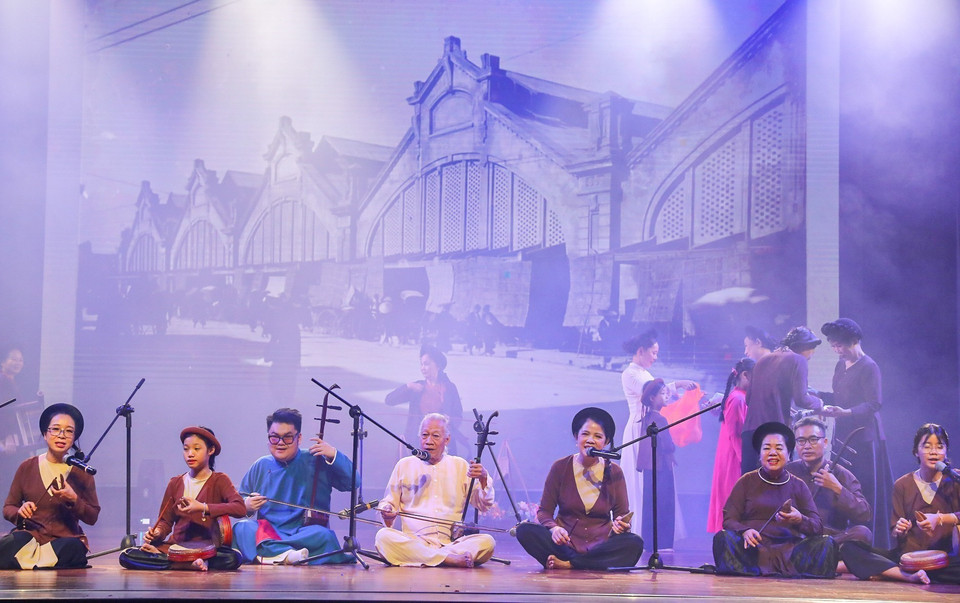 La pièce de chant xâm « La joie au marché de Đông Xuân », interprété par des artistes invités.
