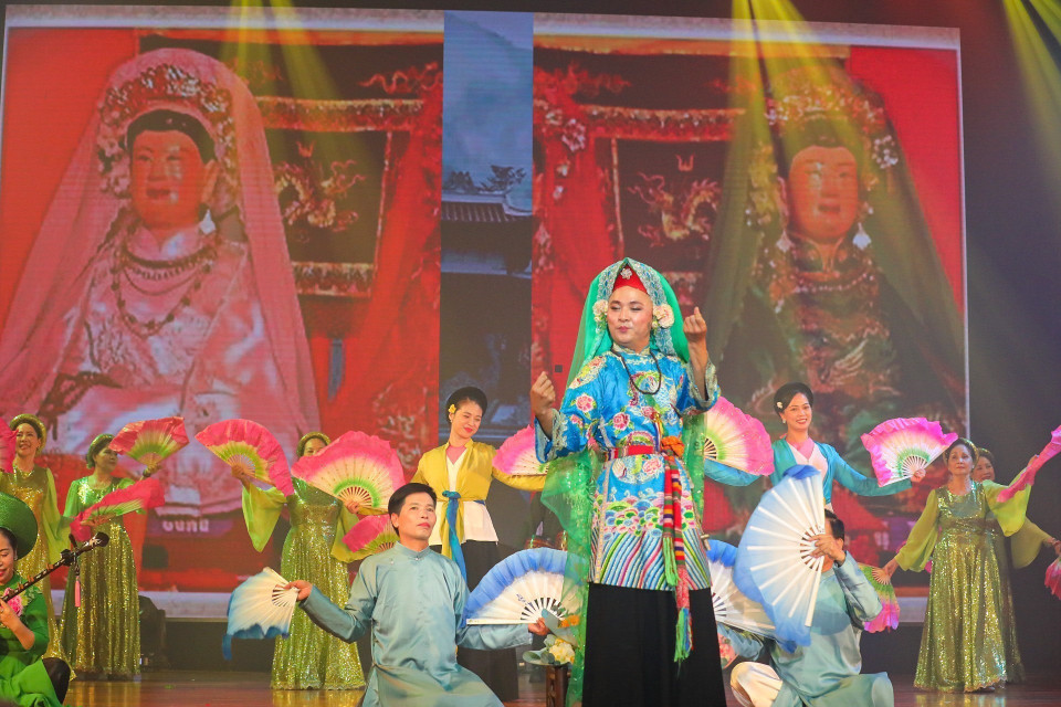 Des artistes ont interprété la pièce de chant "Chầu văn" intitulée « Châu Đê Nhi », une œuvre qui célèbre la beauté de la pratique du culte de la Mère.
