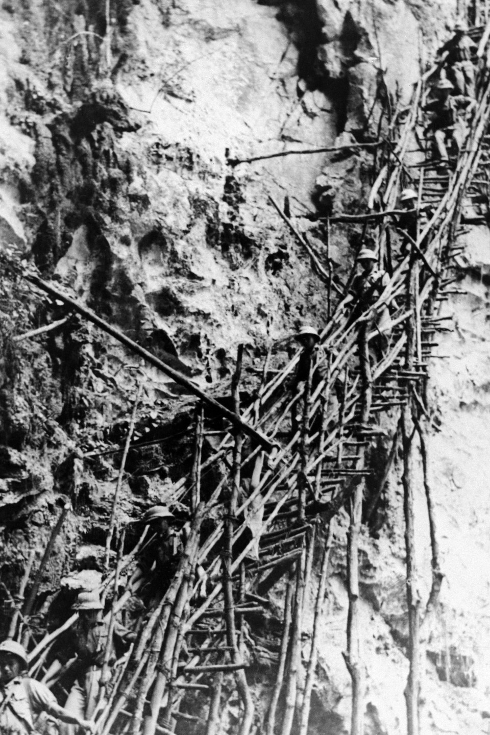 Les ingénieurs de la Zone militaire 4 font preuve d'une remarquable ingéniosité en concevant des ponts formés d'arbres greffés, qui enjambaient les affleurements rocheux les plus escarpés, offrant ainsi aux convois un passage sûr et discret à travers la jungle. Photo : archives de la VNA