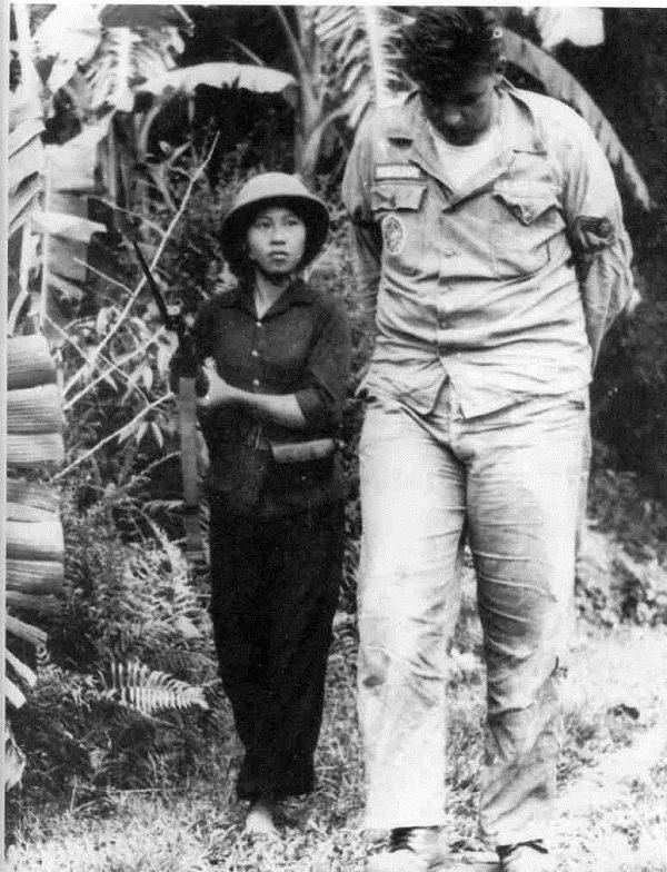 Le pilote américain William Andrew Robinson capturé et escorté par la milicienne Nguyen Thi Kim Lai après que son avion fut abattu au bourg de Huong Khe, province de Ha Tinh (Centre), dans la nuit du 20 septembre 1965. Photo : archives de la VNA