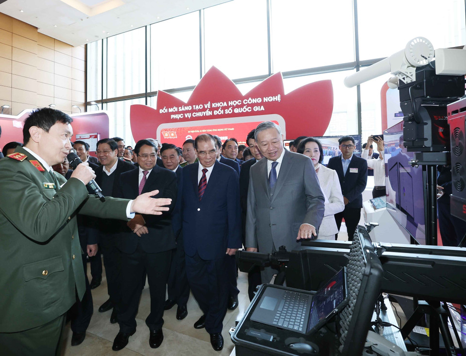 Le secrétaire général Tô Lam et d'autres dirigeants et anciens dirigeants du Parti et de l'État visitent l'espace d'exposition de la Conférence nationale sur les avancées scientifiques et technologiques, l'innovation, la transformation numérique nationale, tenue le 13 janvier 2025 à Hanoi. Photo : VNA