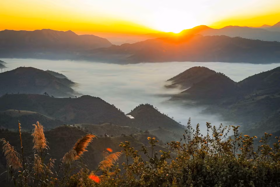 Le soleil émerge derrière les sommets, révélant les montagnes dans une lumière naissante. Photo: VNA