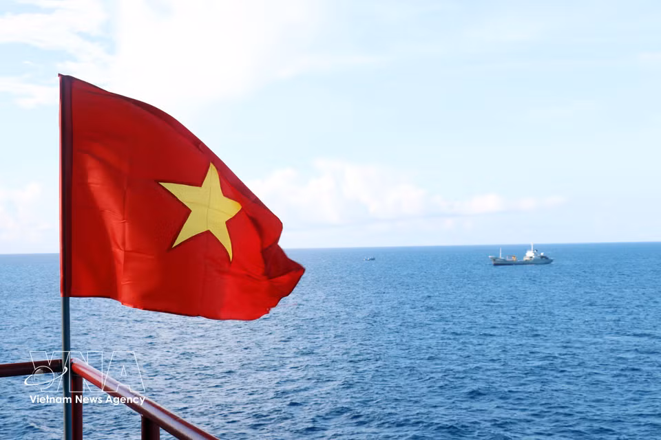 Le drapeau national flotte à la station de services économiques, scientifiques et techniques de Que Duong (plateforme offshore DK1/8).