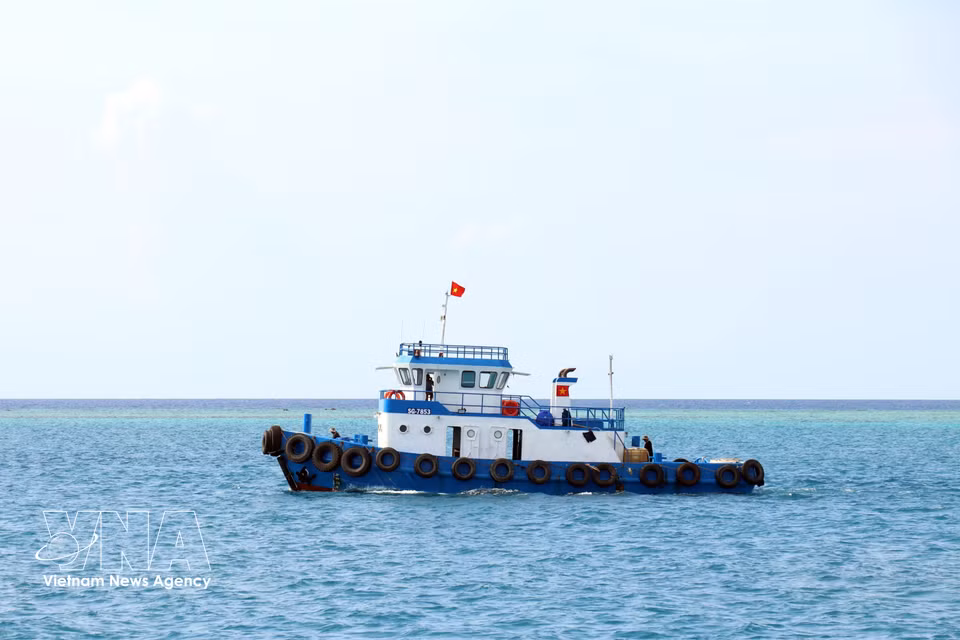 L’image du drapeau national vietnamien flottant au cœur du ciel et de la mer de la Patrie suscite la fierté nationale et affirme la souveraineté sacrée du pays sur ses îles et ses espaces maritimes.