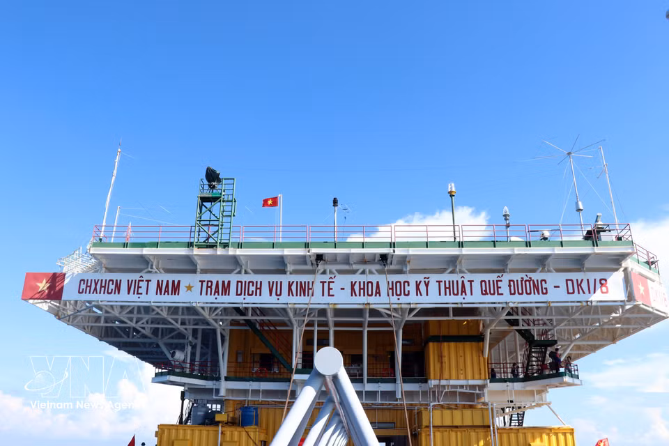 Le drapeau national flotte à la station de services économiques, scientifiques et techniques de Que Duong (plateforme offshore DK1/8).