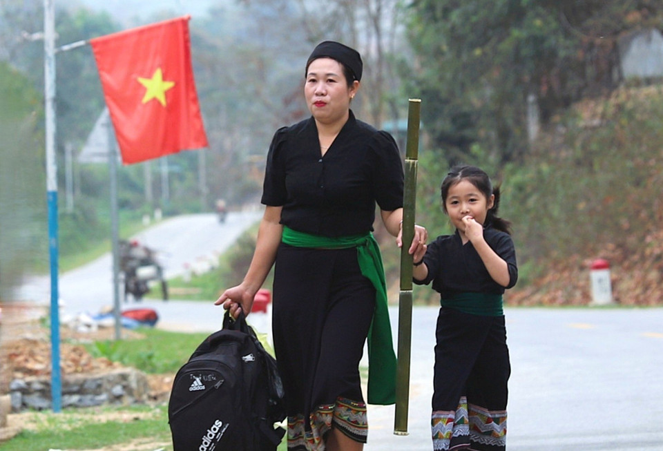 Les enfants O Du accompagnent leurs grands-mères et mères au lieu de la cérémonie d’accueil du premier tonnerre, où le maître des rituels (thầy mo) leur donne officiellement un nom. Photo : VNA