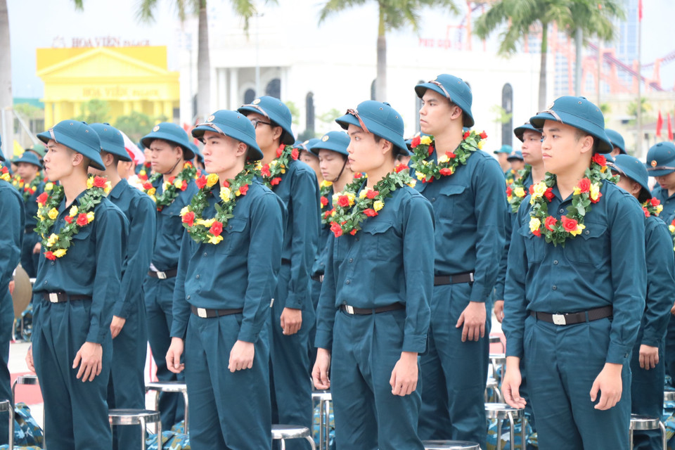 Des jeunes de Da Nang s’engagent avec enthousiasme dans l’armée lors de la cérémonie d’incorporation 2026. Photo : VNA