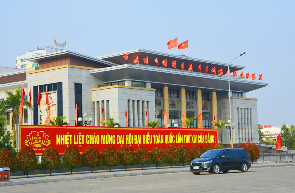 Devant le Centre de conférences provincial, quartier de Bac Giang, province de Bac Ninh.