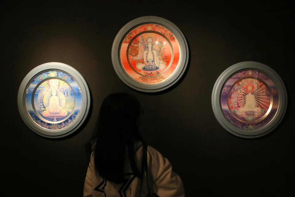 L'œuvre "La Lumière du Temps" est une série de cinq peintures, chacune réalisée sur un plateau d'aluminium. L'artiste s'est inspiré du chiffre 5, central dans la philosophie des Cinq Éléments (Terre, Eau, Feu, Air, Métal), pour créer une œuvre qui évoque le passage du temps et les cycles de la nature. Photo : VNA