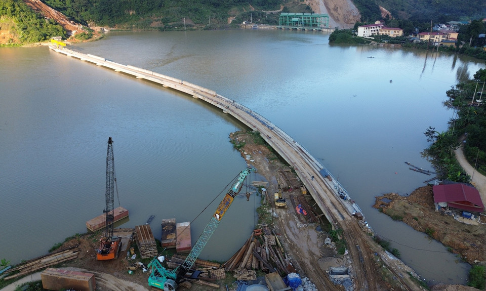 À Lào Cai, le pont An Luong – l’ouvrage le plus long du tracé – est en construction accélérée. Photo: VNA