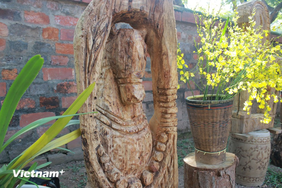 Les sculptures adoptent une esthétique brute et stylisée, davantage symbolique et abstraite que réaliste, transmettant à l’homme la force de la nature. Photo : Vietnam+