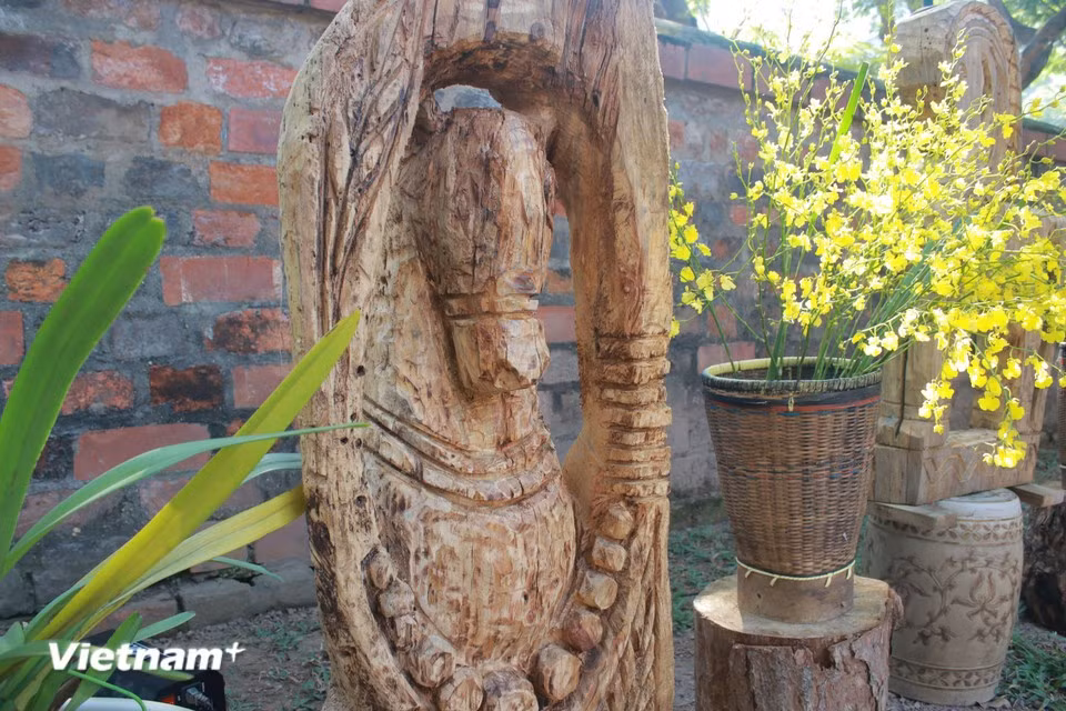 Les sculptures adoptent une esthétique brute et stylisée, davantage symbolique et abstraite que réaliste, transmettant à l’homme la force de la nature. Photo : Vietnam+