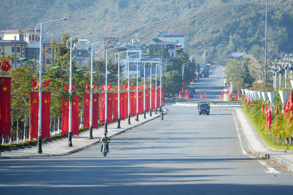 L’avenue Le Loi, axe menant au Centre administratif de la province de Lai Châu, est richement décorée.