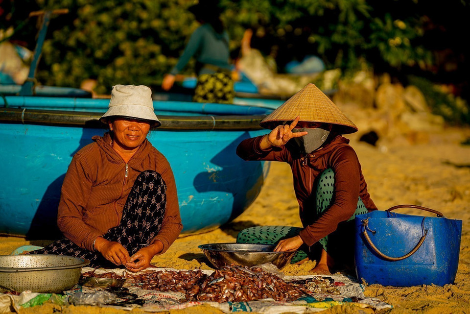Les habitants du village de pêcheurs sont chaleureux et n’hésitent pas à partager leurs récits de vie en mer. Photo: VNA