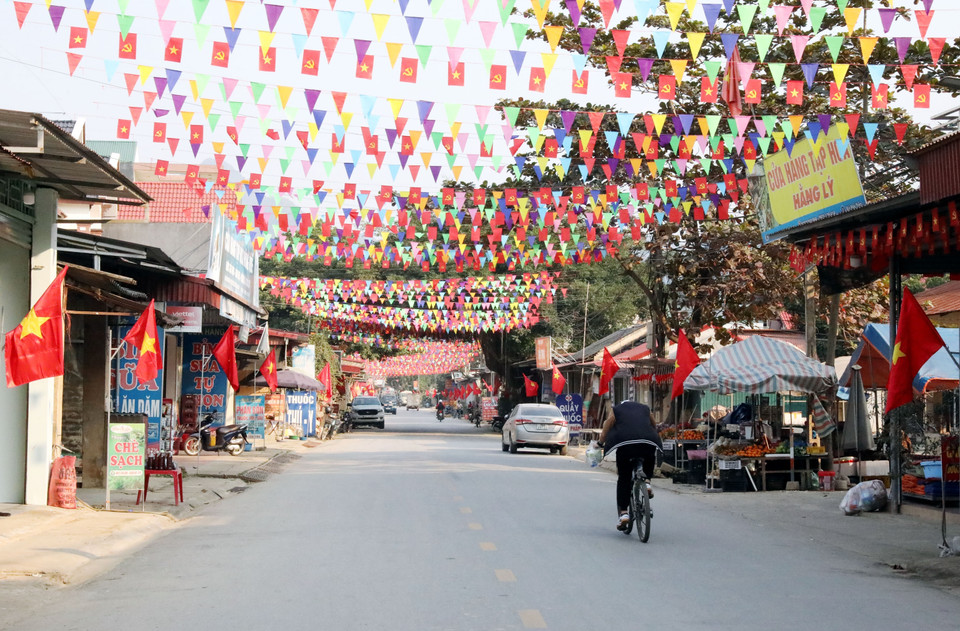 Le village de Dong But, commune de Yen Binh, province de Lang Son, se pare de drapeaux et de fleurs pour célébrer le 14ᵉ Congrès du Parti.