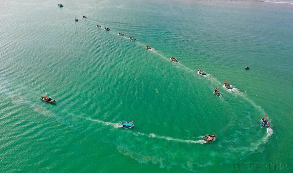 Les pêcheurs de Da Nang partent en mer après la fête "Cau ngu" (Prière pour la bonne pêche). C'est une tradition de longue date dans les communautés de pêcheurs. Elle est organisée pour prier pour une pêche abondante, la sécurité en mer et la prospérité de la communauté. Elle illustre également l'identité culturelle locale, tout en contribuant à la préservation et au développement des valeurs culturelles maritimes du pays. Photo : VNA