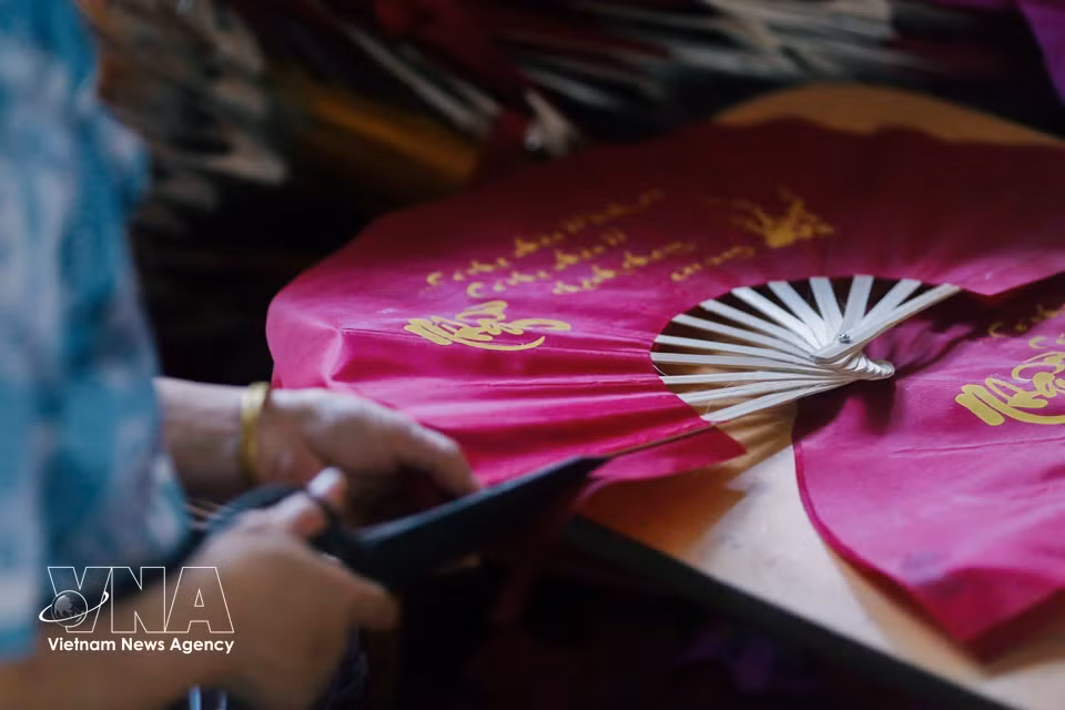 L’étape de découpe et de mise en forme du papier, qui assure la finition, revêt une grande importance esthétique.