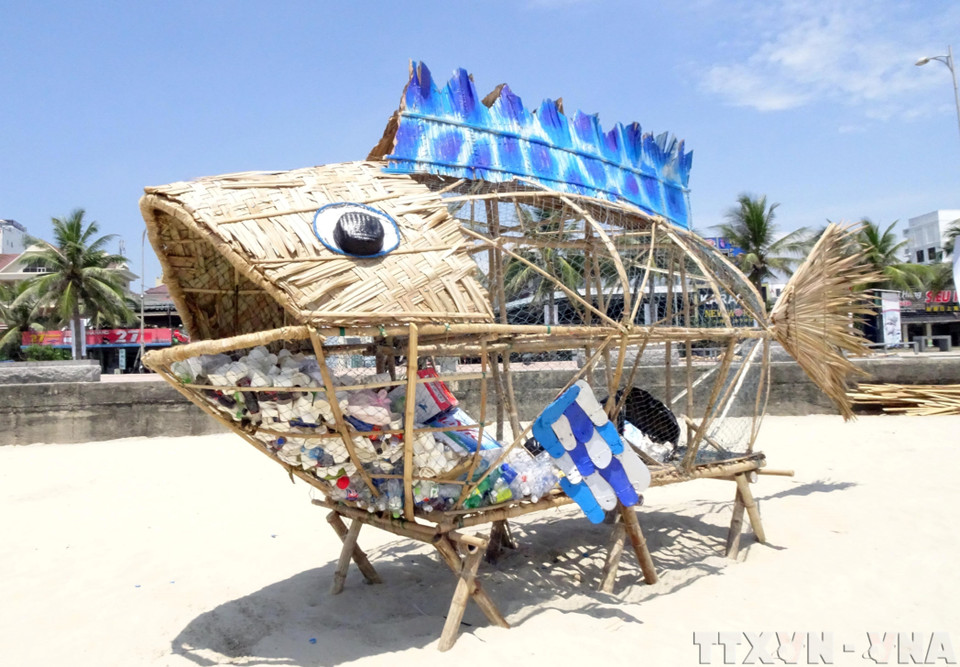 Cette maquette de gobie géant en bambou est une manière originale de récupérer les déchets sur la plage de My Khe, dans la ville de Da Nang (Centre). Photo : VNA