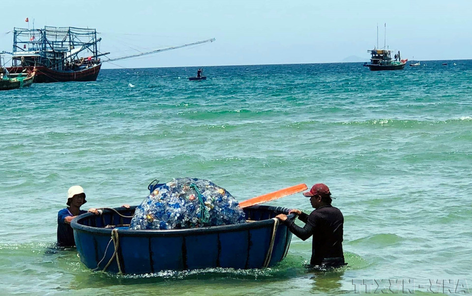 Des pêcheurs de la commune de Binh Minh, district de Thang Binh, province de Quang Nam (Centre), ramènent des déchets marins sur le rivage. Photo : VNA