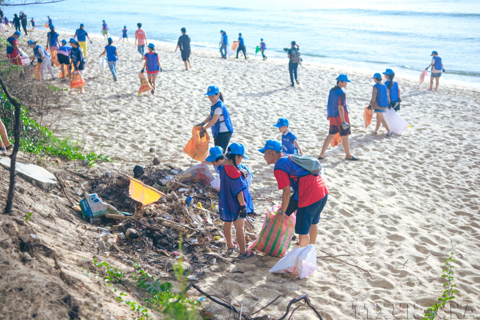 Collecte et tri des déchets lors de l'événement « Journée verte à Binh Dinh 2024 » dans la ville de Quy Nhon, province de Binh Dinh (Centre), (juin 2024). Photo : VNA