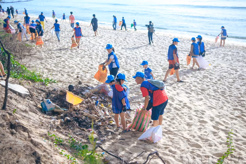 Collecte et tri des déchets lors de l'événement « Journée verte à Binh Dinh 2024 » dans la ville de Quy Nhon, province de Binh Dinh (Centre), (juin 2024). Photo : VNA