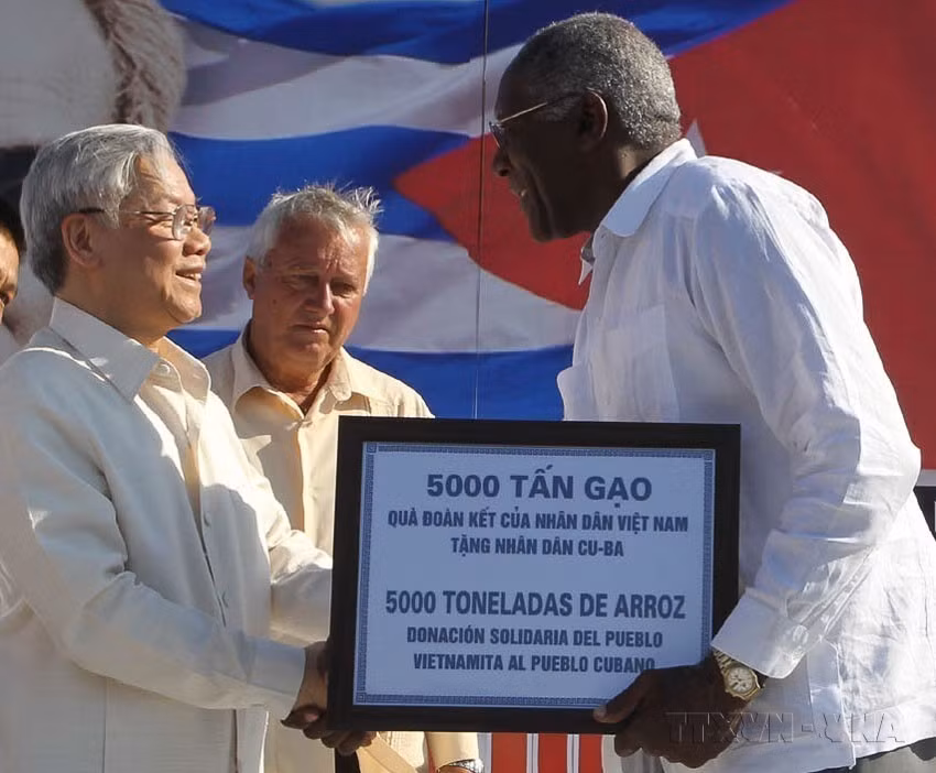 Le Secrétaire général Nguyên Phu Trong (gauche) remet symboliquement 5 000 tonnes de riz du peuple vietnamien au peuple cubain (La Havane, 11 avril 2012).