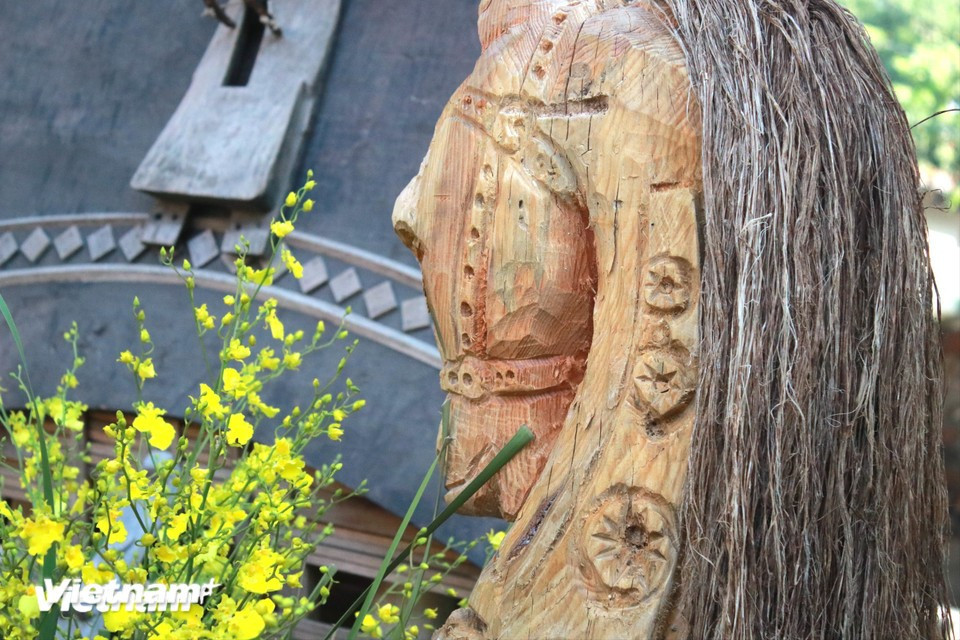 Les statues de chevaux sont décorées de motifs caractéristiques de la culture du Tay Nguyen. Le cercle entourant une étoile, visible sur certaines œuvres, représente la fougère — symbole de pérennité et de vitalité, évoquant la capacité de la vie à se multiplier et à se renouveler. Photo : Vietnam+