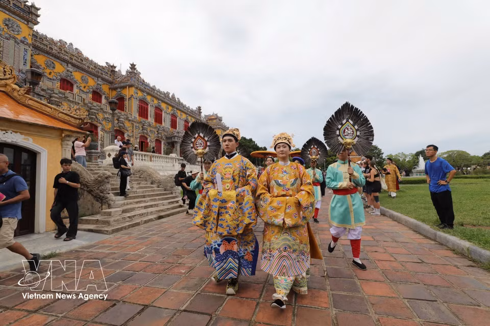 Le cortège a traversé plusieurs sites emblématiques de la Cité impériale de Hue, notamment le palais Kien Trung, le palais Truong Sanh, la porte Truong Lang et la porte Ngo Mon. Photo : VNA
