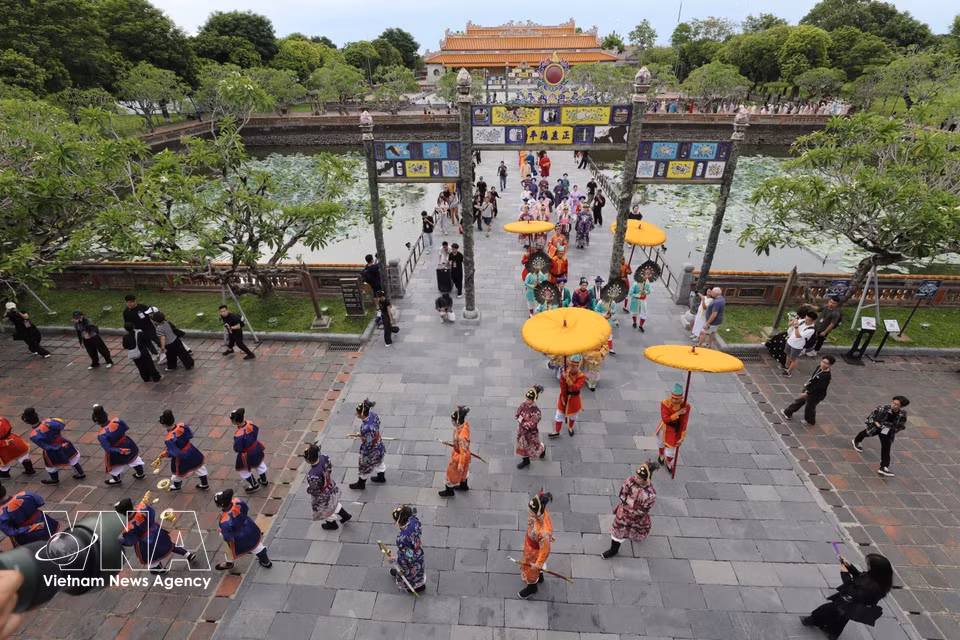Reconstitution de la procession royale de la dynastie des Nguyen dans la Cité impériale de Hue. Photo : VNA