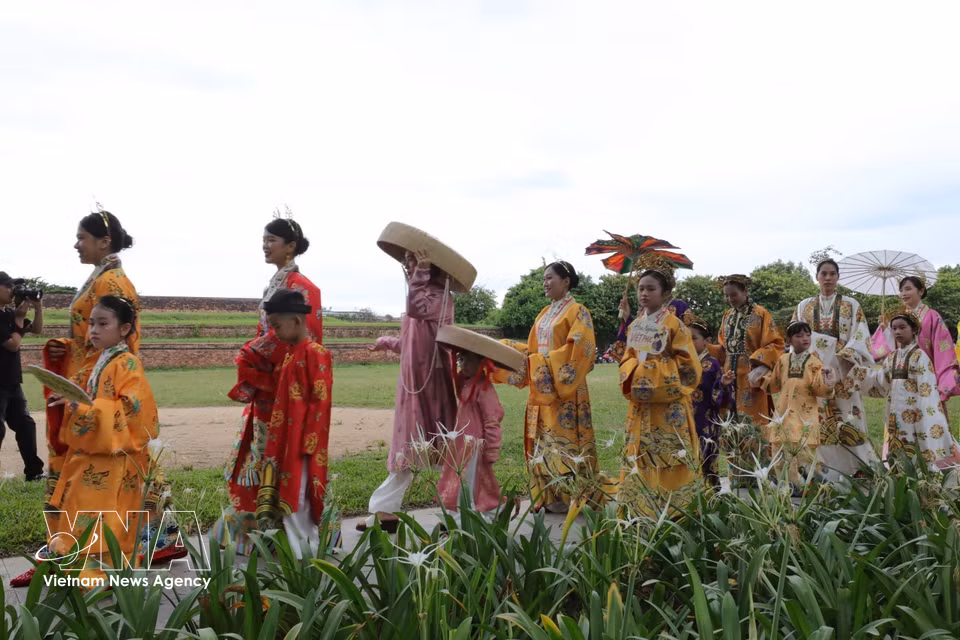 La reconstitution a mis en valeur la richesse et la beauté des costumes traditionnels vietnamiens à travers les différentes périodes de l'histoire. Photo : VNA ​