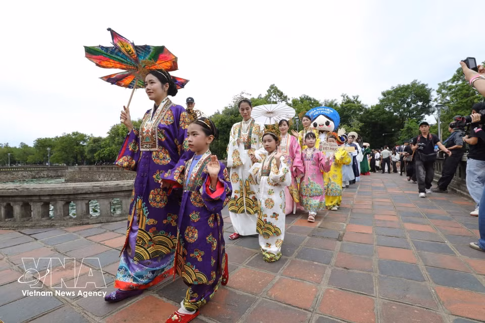 Plus de 1.500 artistes et passionnés de costumes traditionnels vietnamiens, venus des trois régions du pays, ont participé à cette parade. Photo : VNA