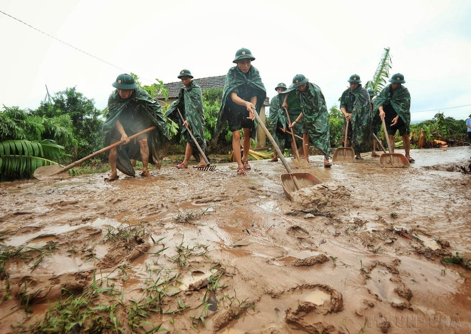 Des photojournalistes ont immortalisé des scènes touchantes d'entraide, capturant la solidarité des officiers et soldats de la division 325 alors qu'ils prêtaient main forte aux habitants du village de Kha La, commune de Tan Lap, district de Luc Ngan, province de Bac Giang, suite aux ravages causés par une tempête et des inondations. Ces images témoignent de l'engagement des forces armées envers la population et de leur rôle crucial dans les opérations de secours. Photo : VNA
