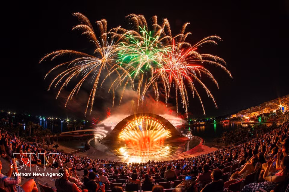 Feu d’artifice artistique lors du spectacle « Kiss of the Sea » à Phu Quoc.