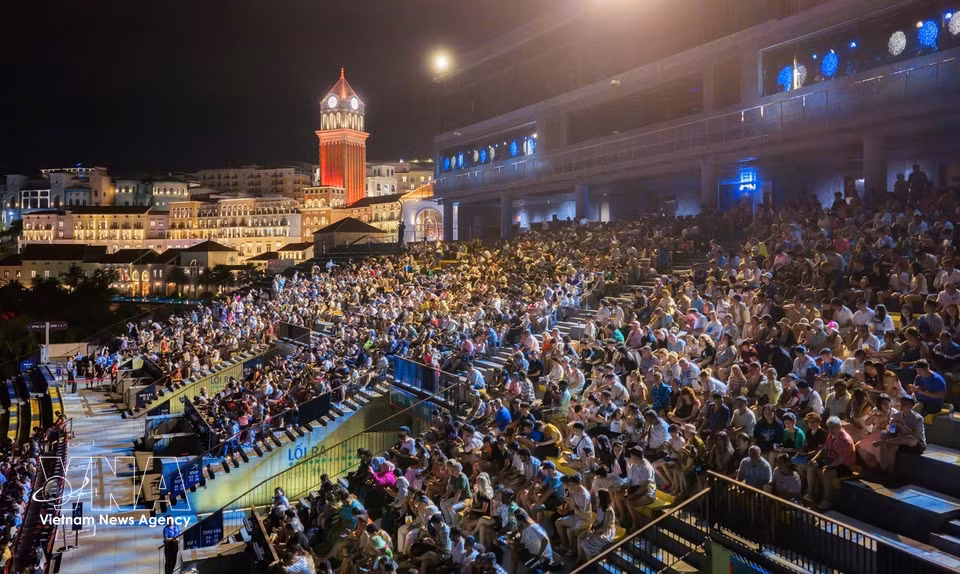 Des visiteurs assistent au spectacle « Kiss of the Sea » à Phu Quoc.