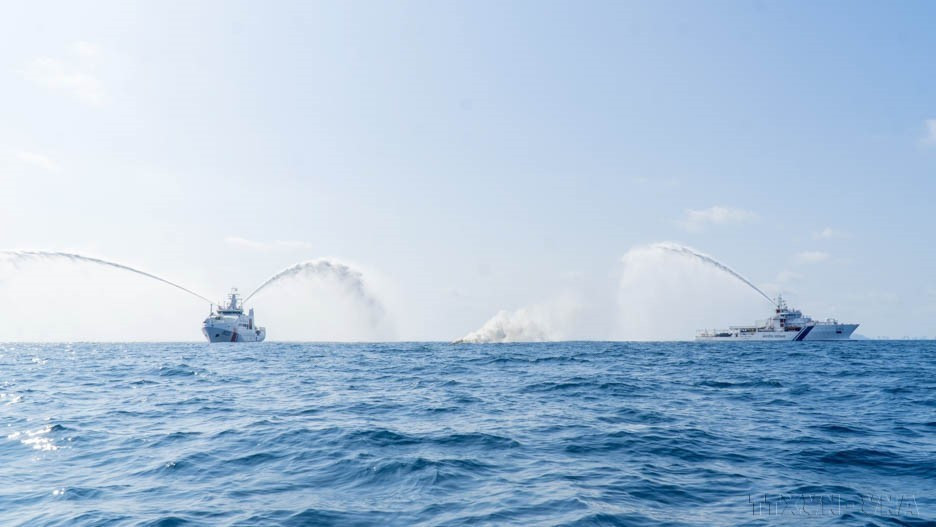 En avril 2024, les garde-côtes vietnamiens et indiens ont mené conjointement un exercice de lutte contre la pollution maritime, les incendies et de sauvetage en mer. Photo : VNA