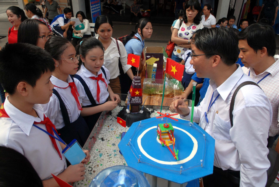 Le jury évalue les produits du 10e Concours de créativité pour les jeunes de Hô Chi Minh-Ville en 2015. Photo : VNA