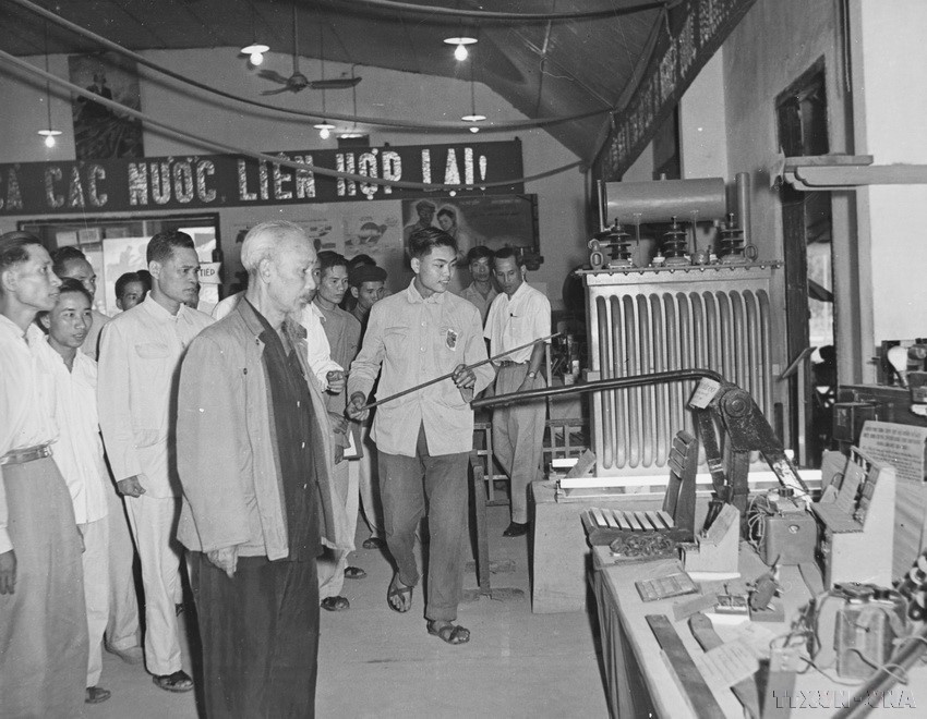 Le président Hô Chi Minh salue les réalisations techniques des ouvriers de la capitale (23 mai 1959). Photo : VNA