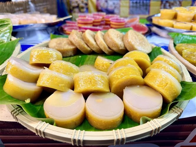 Le gâteau "mân de" est fabriqué à partir de la farine de l'arbre "mân de", une spécialité de Châu Dôc, à An Giang. Photo : VNA