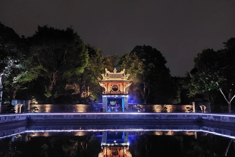 Situé au cœur du site des reliques, à proximité des stèles doctorales et du pavillon Khue Van Cac, le puits Thien Quang est bien plus qu'une simple source d'eau. Considéré comme le lien entre le ciel et la terre, il incarne la pureté et la sagesse. Photo : VNA