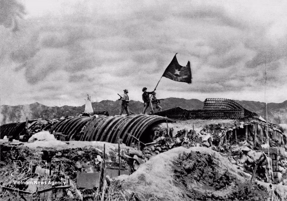 Le drapeau "Décidé à combattre - Décidé à vaincre" de l’Armée populaire du Vietnam flotte sur le QG du général français de Castries le 7 mai 1954, marquant la fin de la bataille.