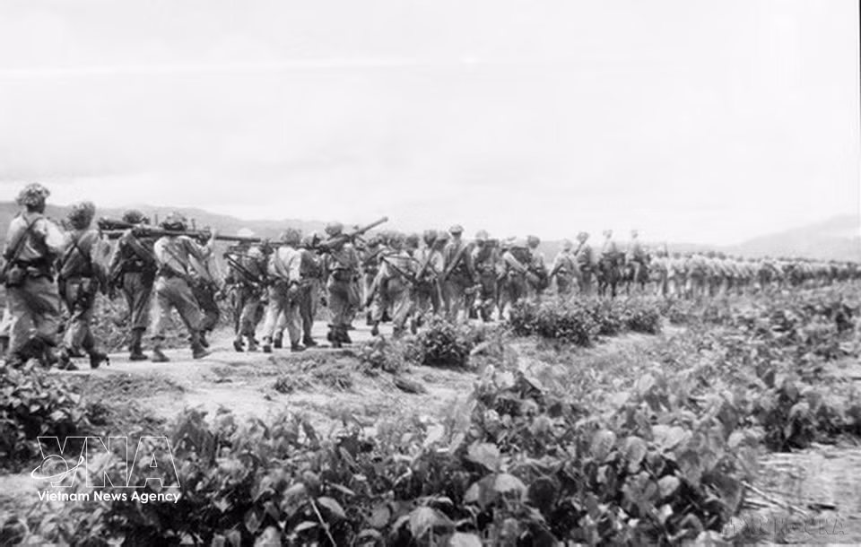 Les unités d’infanterie traversent forêts et rivières pour converger vers Diên Biên Phu.