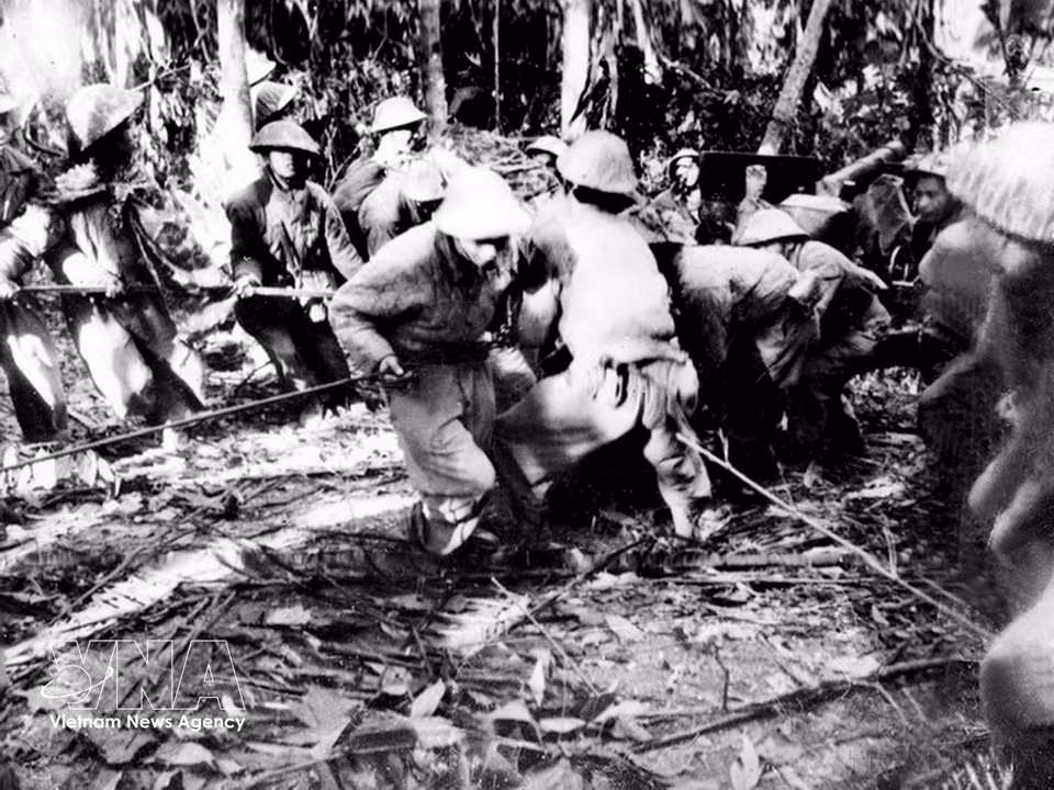 L'acheminement de l’artillerie vers le champ de bataille, marquant le passage de la stratégie "victoire rapide" à celle de "victoire sûre et progressive", fut une décision extrêmement difficile mais particulièrement lucide du commandant en chef Vo Nguyên Giap.