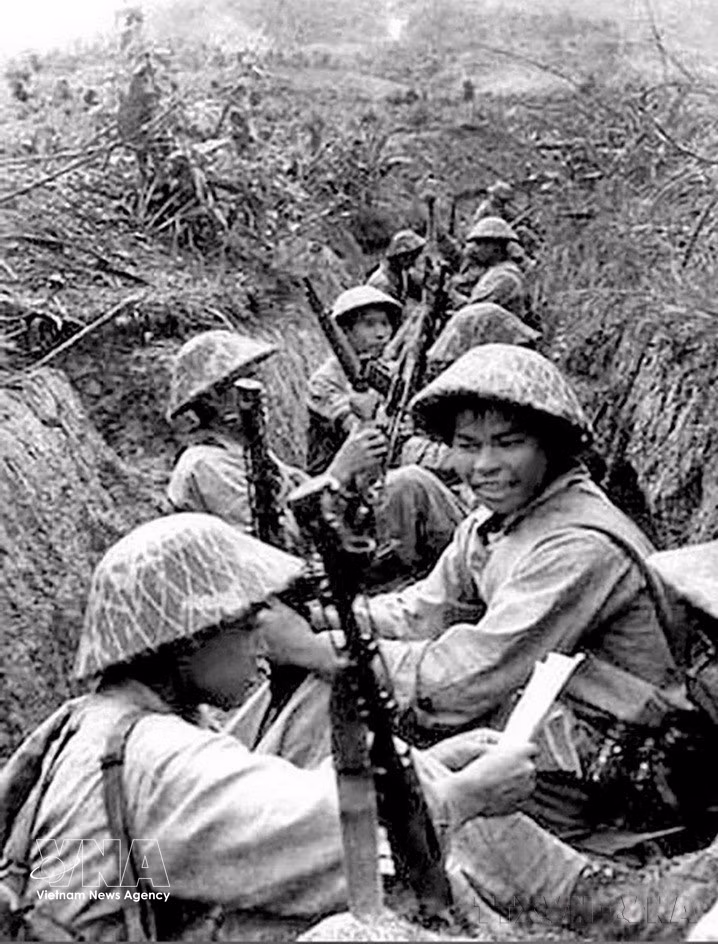 Dans les tranchées, entre deux combats, les soldats profitent d’un moment de répit pour lire les lettres de leurs proches.