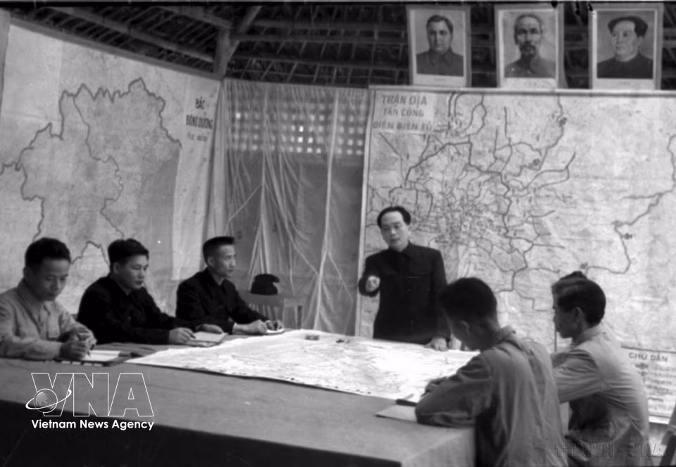 Le général Vo Nguyên Giap et l’état-major général de l’Armée populaire du Vietnam étudient le plan opérationnel de la campagne de Diên Biên Phu.