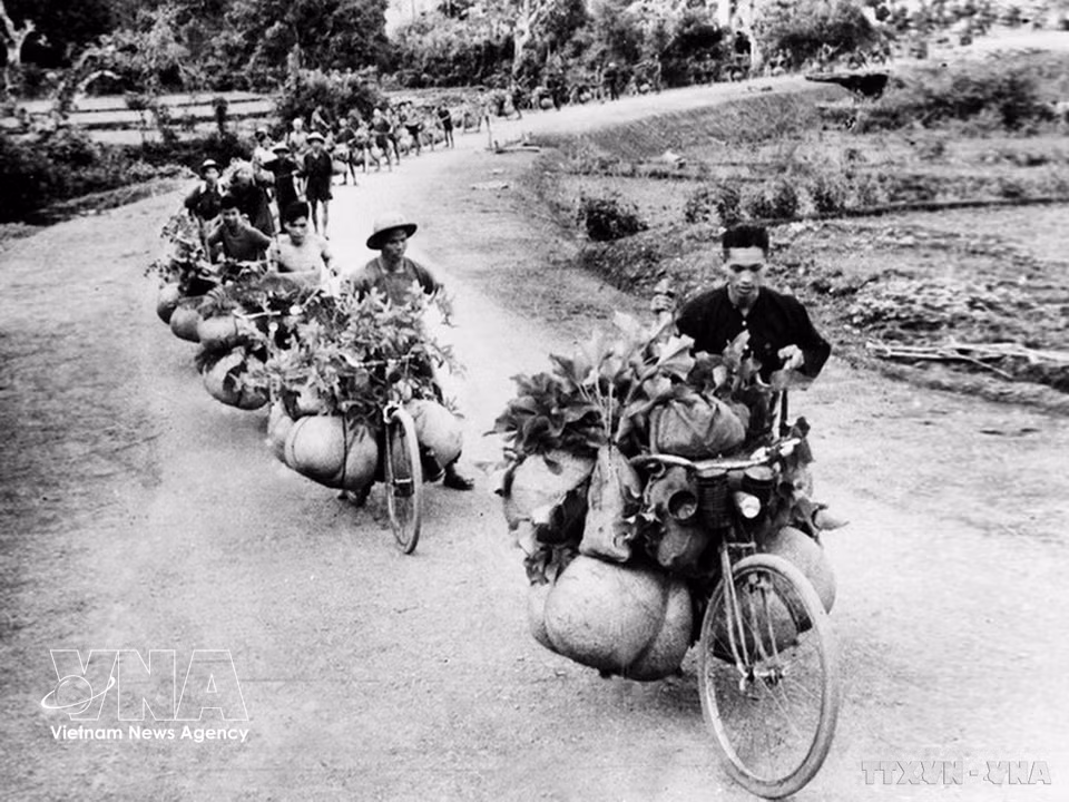 Les convois de vélos porteurs acheminent vivres et ravitaillement vers Diên Biên Phu.